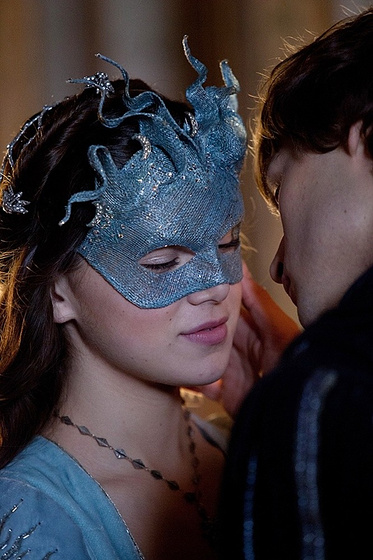 Hailee Steinfeld y Douglas Booth en Romeo and Juliet