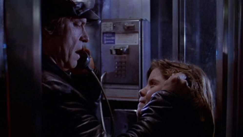 Rip Torn y Shawn von Schreiber en Un Extraño Está Mirando