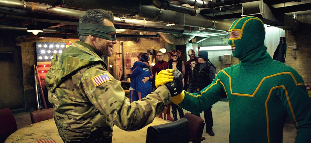 Jim Carrey y Aaron Taylor-Johnson en Kick-Ass 2, con un par