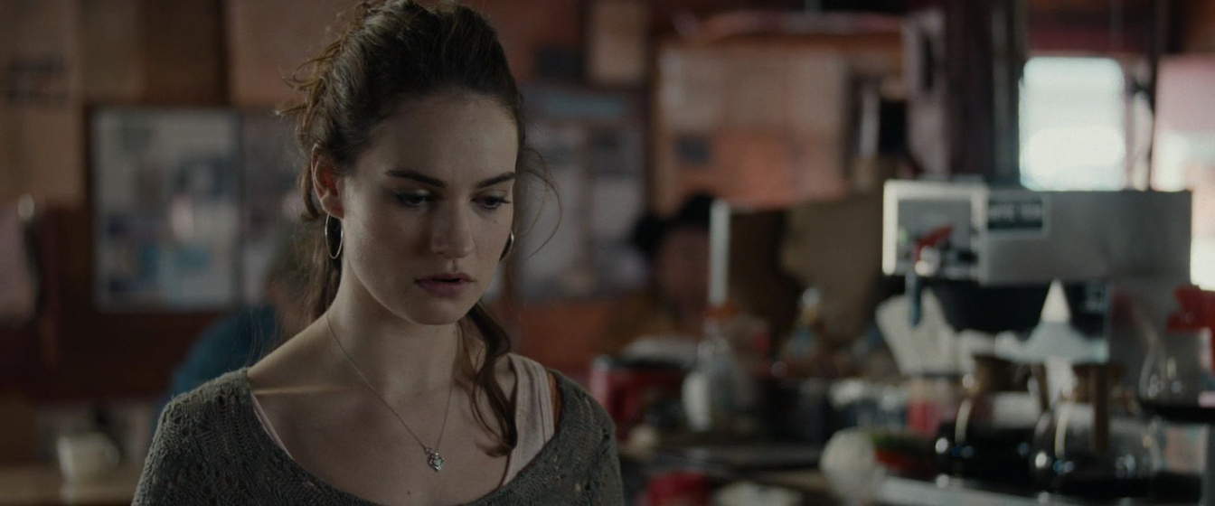 Lily James en little-woods-crossing-the-line