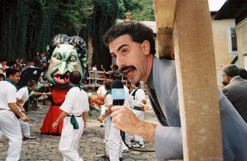 Sacha Baron Cohen en Borat: El Segundo Mejor Reportero del Glorioso País Kazajistan Viaja a América