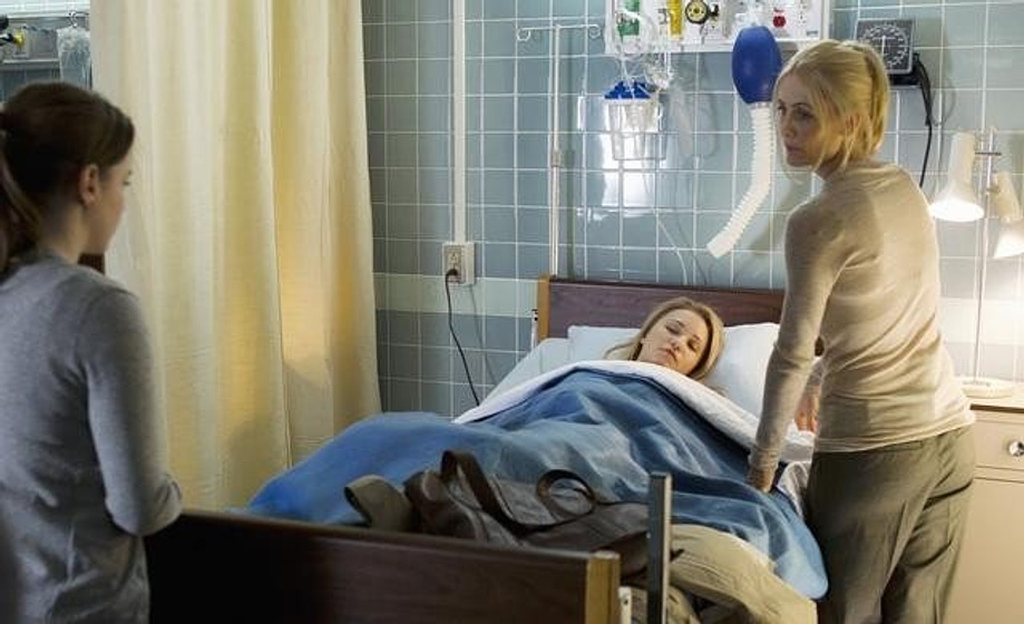 Kelly Rowan y Emily Osment en Acoso en la red social