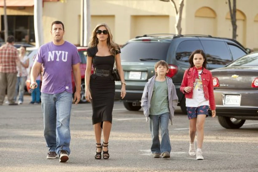 Jennifer Aniston, Adam Sandler, Bailee Madison y Griffin Gluck en sigueme-el-rollo