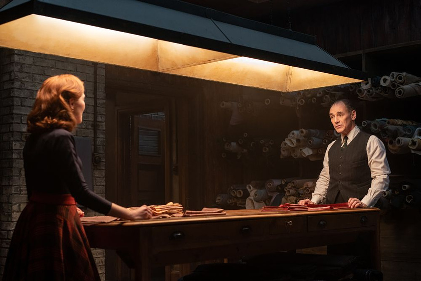 Mark Rylance y Zoey Deutch en El Sastre de la Mafia