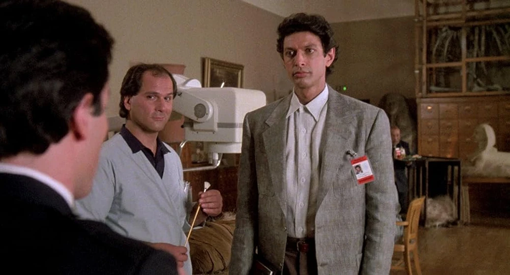 Jeff Goldblum y John Kapelos en el-misterio-de-la-piramide-de-oro