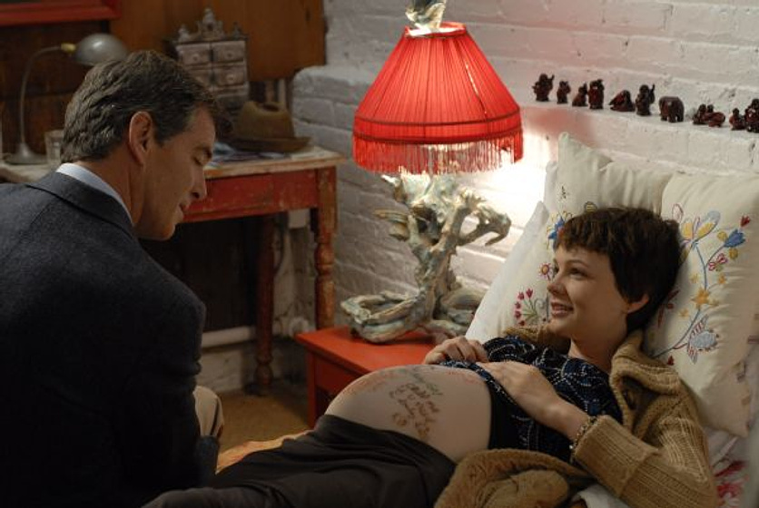 Pierce Brosnan y Carey Mulligan en El Mejor