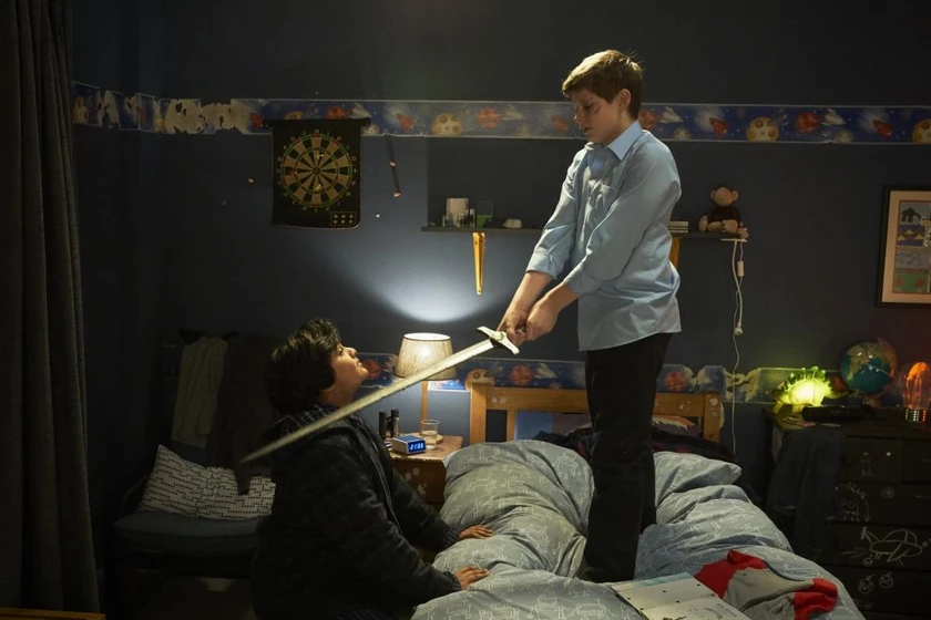 Louis Ashbourne Serkis y Angus Imrie en el-nino-que-pudo-ser-rey