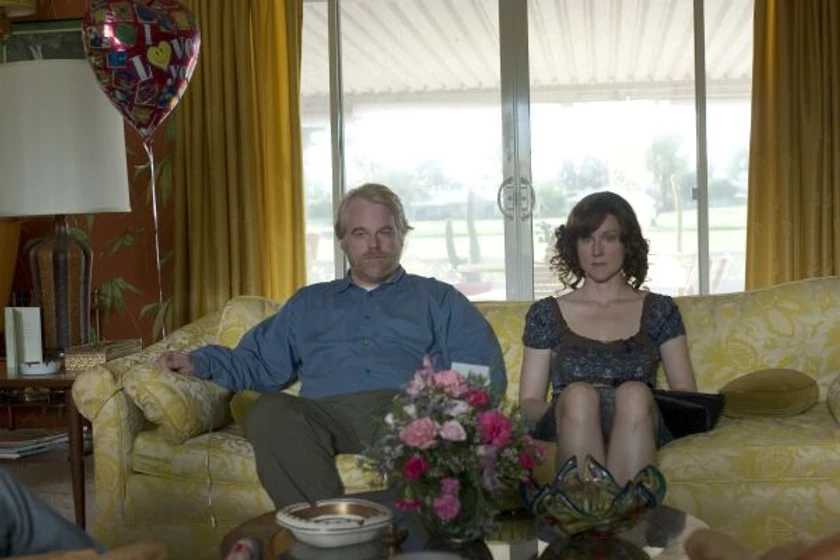 Philip Seymour Hoffman y Laura Linney en la-familia-savages