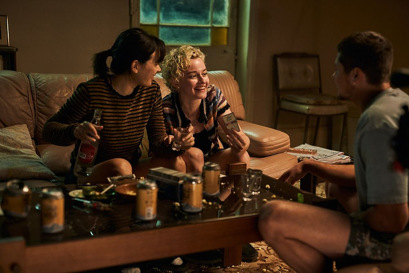Julia Garner y Jessica Henwick en Hotel Royal
