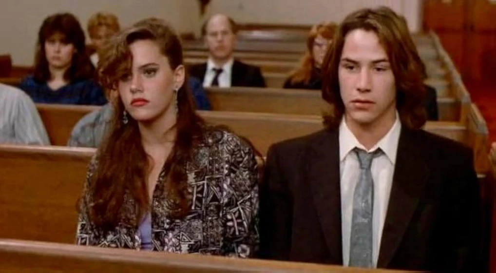Keanu Reeves y Ione Skye en instinto-sadico