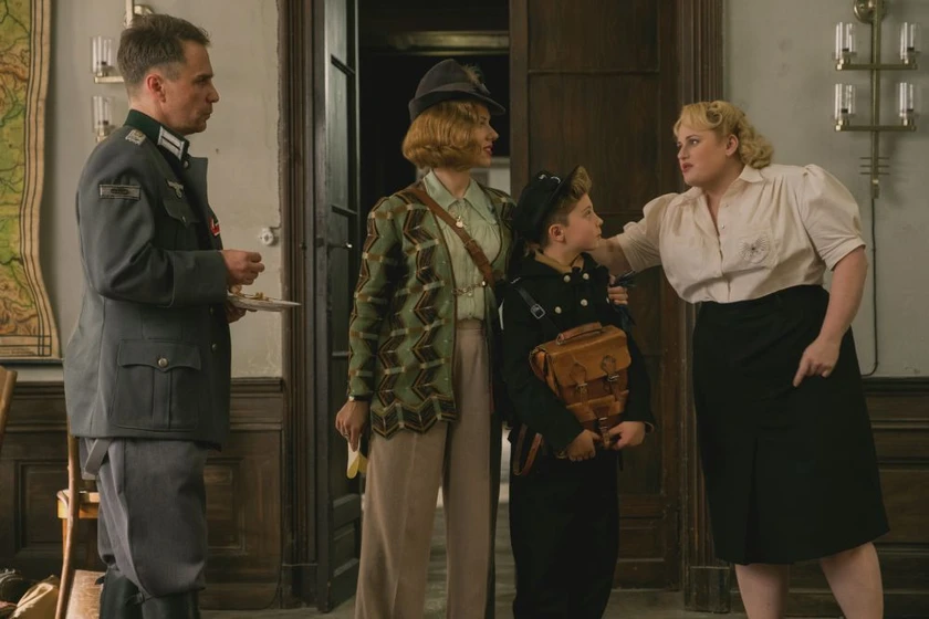 Sam Rockwell, Scarlett Johansson, Rebel Wilson y Roman Griffin Davis en jojo-rabbit