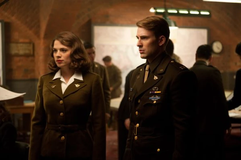 Chris Evans y Hayley Atwell en Capitán América: El primer Vengador