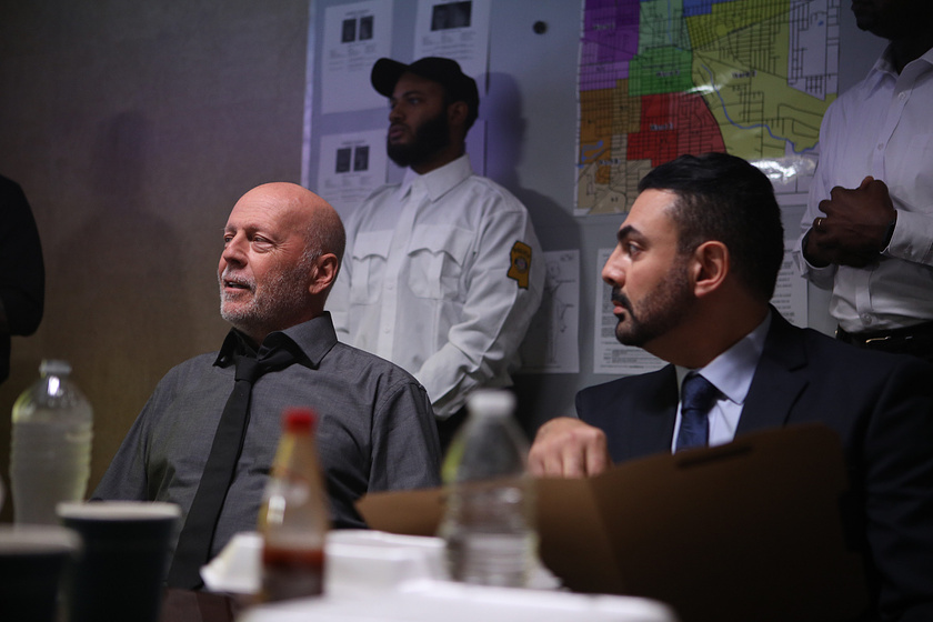 Bruce Willis y Mohamed Karim en Un Día Para Morir