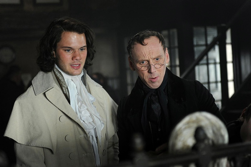 Ewen Bremner y Jeremy Irvine en Grandes Esperanzas
