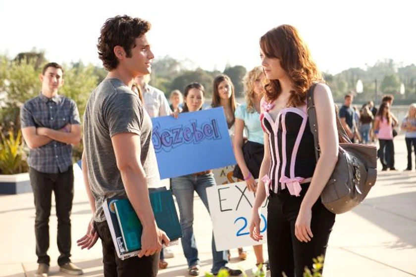 Emma Stone y Penn Badgley en rumores-y-mentiras