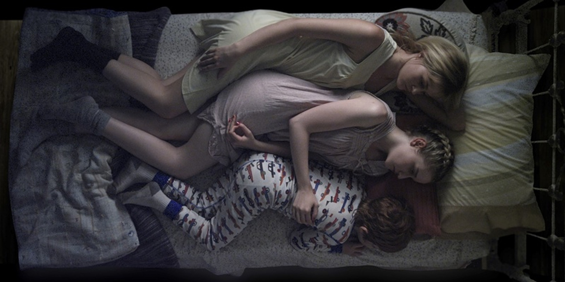 Julia Garner y Ambyr Childers en Somos lo que somos