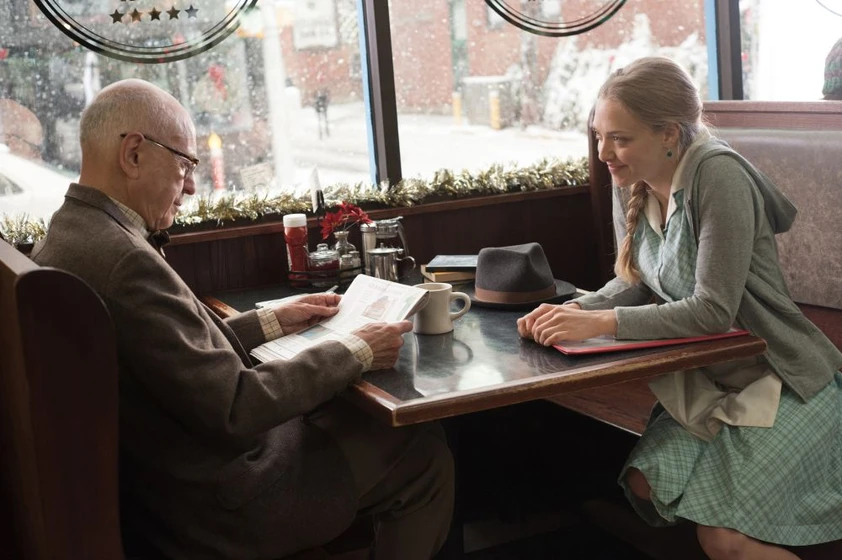 Alan Arkin y Amanda Seyfried en navidades-bien-o-en-familia