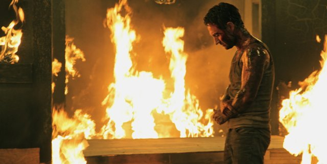 Josh Stewart en The Collection