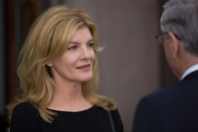 Rene Russo en el-becario