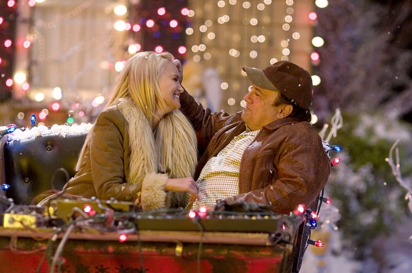 Danny DeVito y Kristin Chenoweth en Un Vecino con Pocas Luces