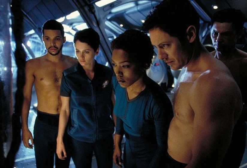 Lou Diamond Phillips, Angela Bassett y Robin Tunney en supernova-el-fin-del-universo