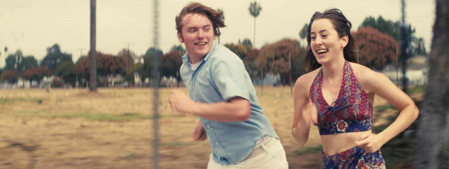 Alana Haim y Cooper Hoffman en licorice-pizza