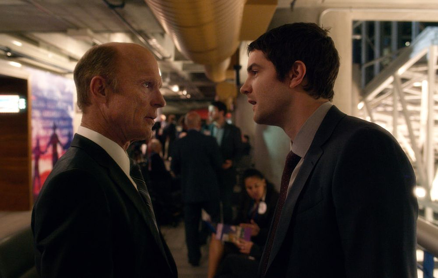 Ed Harris y Jim Sturgess en Geostorm