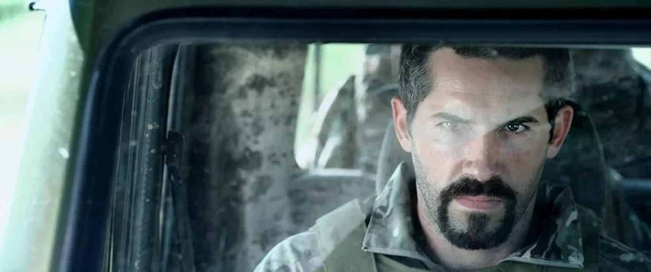Scott Adkins en wolf-warrior