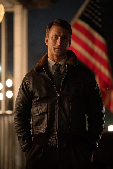 Glen Powell en Devotion. Una Historia de Héroes