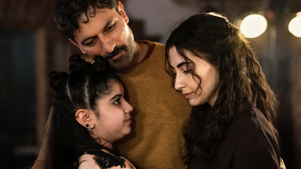 Dilan Gwyn y Feyyaz Duman en earth-song