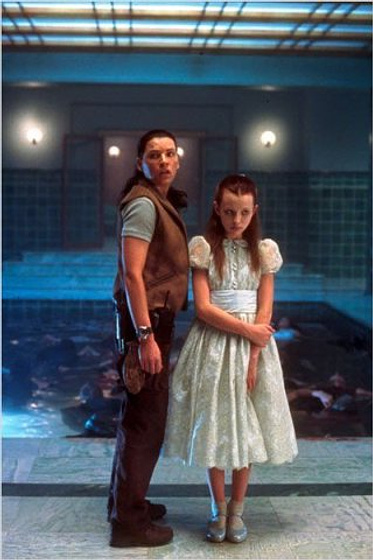 Julianna Margulies y Emily Browning en Ghost Ship. Barco Fantasma