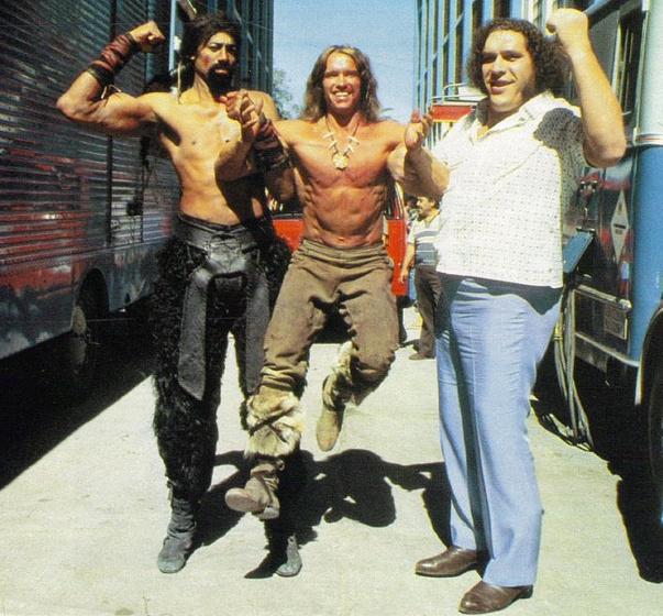 Arnold Schwarzenegger y Wilt Chamberlain en Conan el Destructor