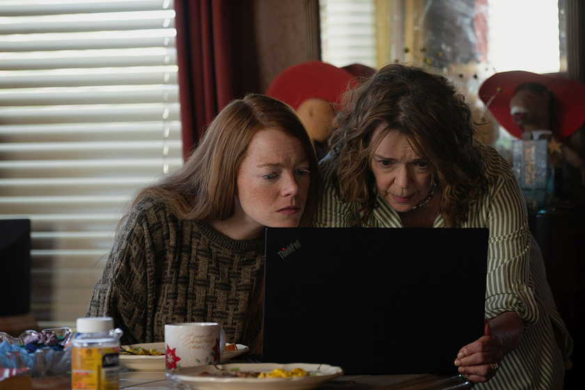 Deirdre O'Connell y Emma Stone en Eddington