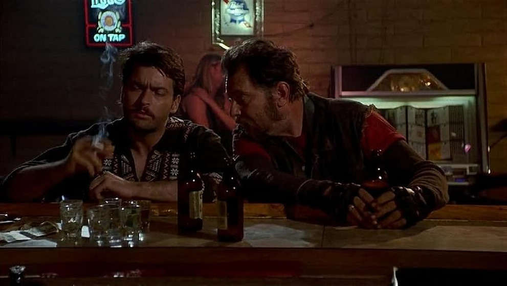 Charlie Sheen y Leon Rippy en recuerdos-que-matan-1993