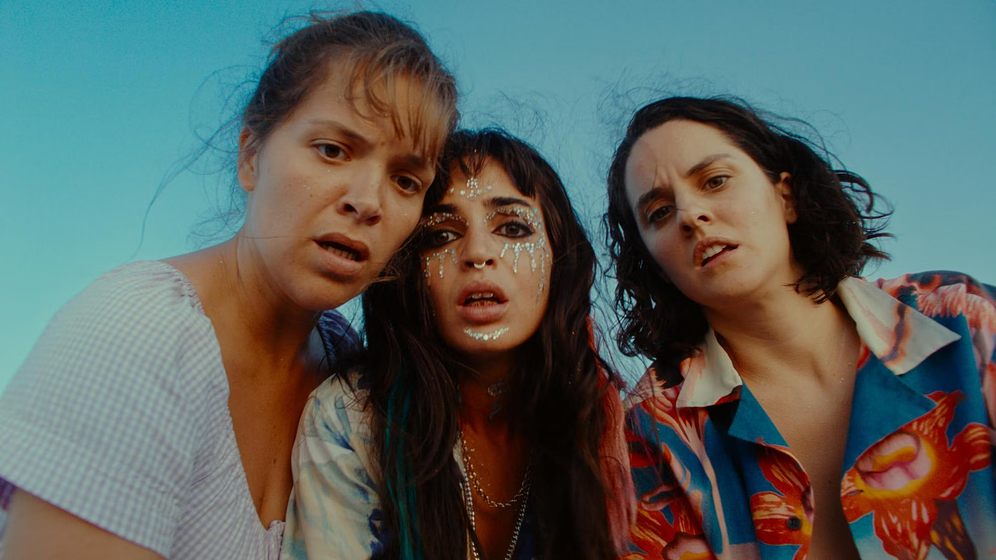 Noémie Merlant, Souheila Yacoub y Sanda Codreanu en Las Chicas del Balcón