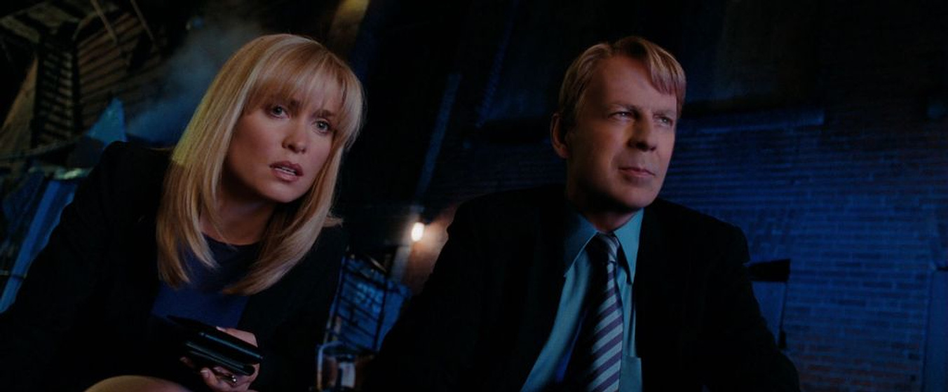 Bruce Willis y Radha Mitchell en Los sustitutos