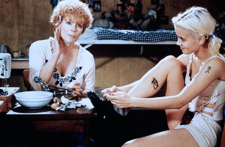 Elke Sommer y Muriel Baumeister en Alles nur Tarnung