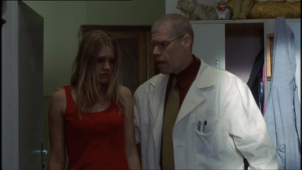 Ron Perlman y Sara Downing en Ratas en el Internado