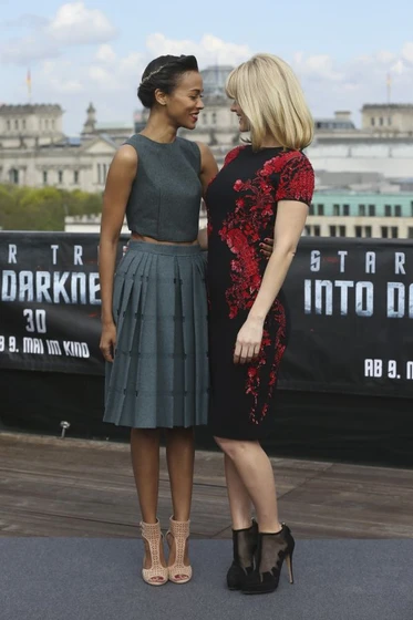 Zoe Saldana y Alice Eve en Star Trek. En la oscuridad (Photocall en Berlin. Abril 2013)