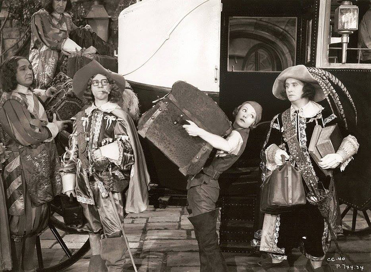 Robert Greig, Henry Sedley, Charlie Hall, Robert Woolsey, Bert Wheeler y Dorothy Lee en Caballeros de Capa y Espada