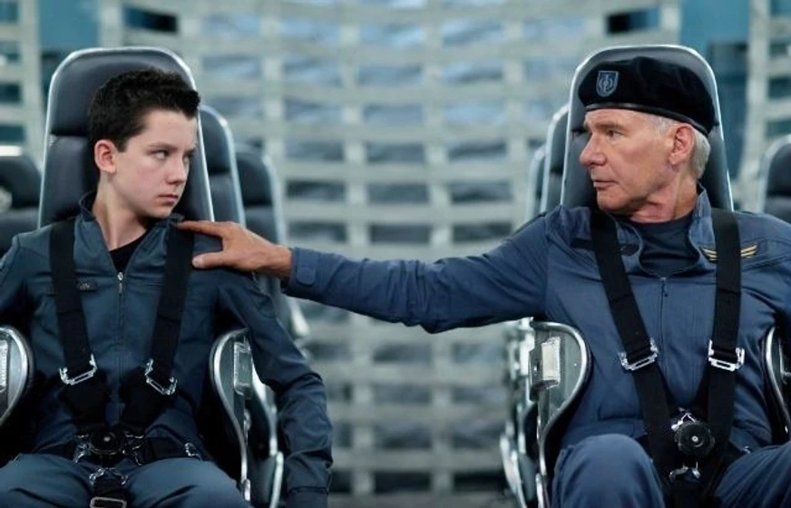 Harrison Ford y Asa Butterfield en El Juego de Ender