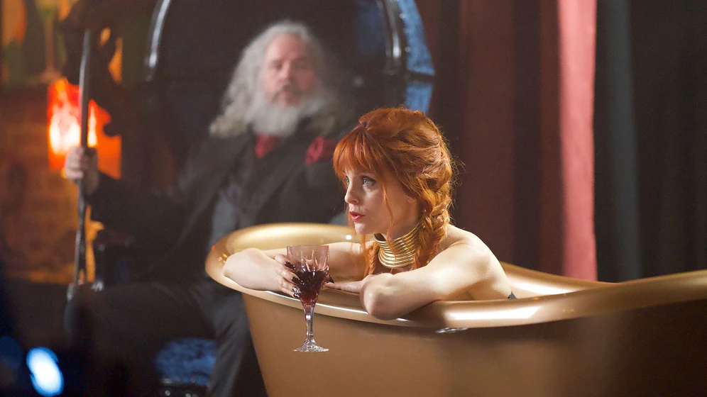 Mena Suvari y Mark Boone Junior en vampires-of-the-velvet-lounge