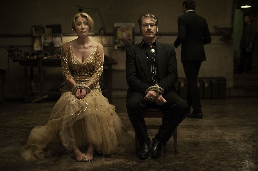 Pierce Brosnan y Emma Thompson en Un Golpe Brillante
