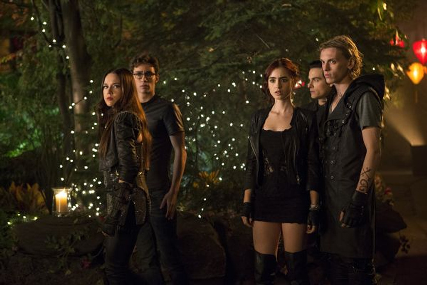 Kevin Zegers, Jamie Campbell Bower, Lily Collins, Robert Sheehan y Jemima West en Cazadores de sombras: Ciudad de hueso