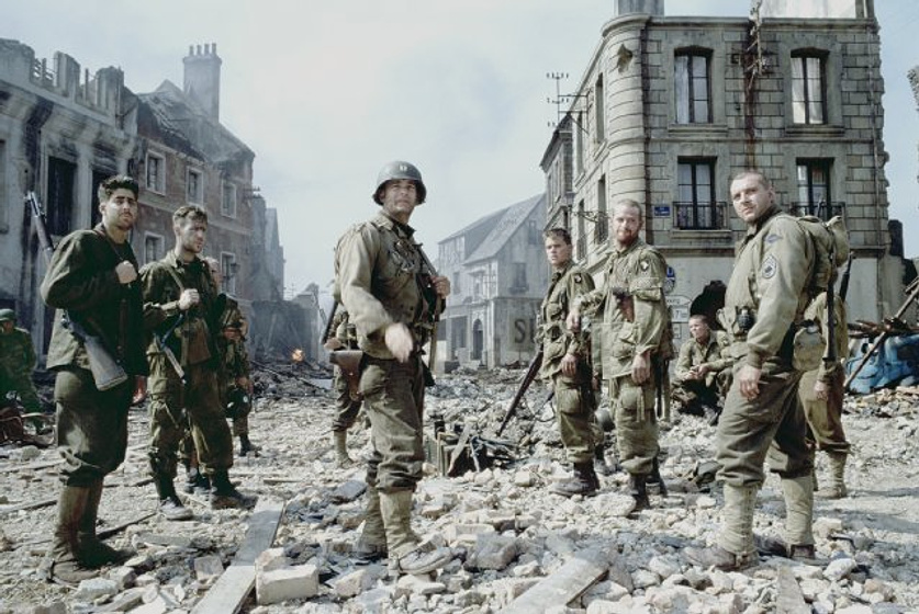 Tom Sizemore, Tom Hanks, Matt Damon y Adam Goldberg en Salvar al Soldado Ryan