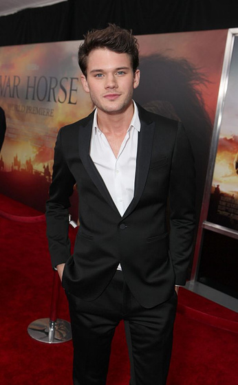 Jeremy Irvine en War Horse (Caballo de batalla) (Premiere en New York. Diciembre 2012)