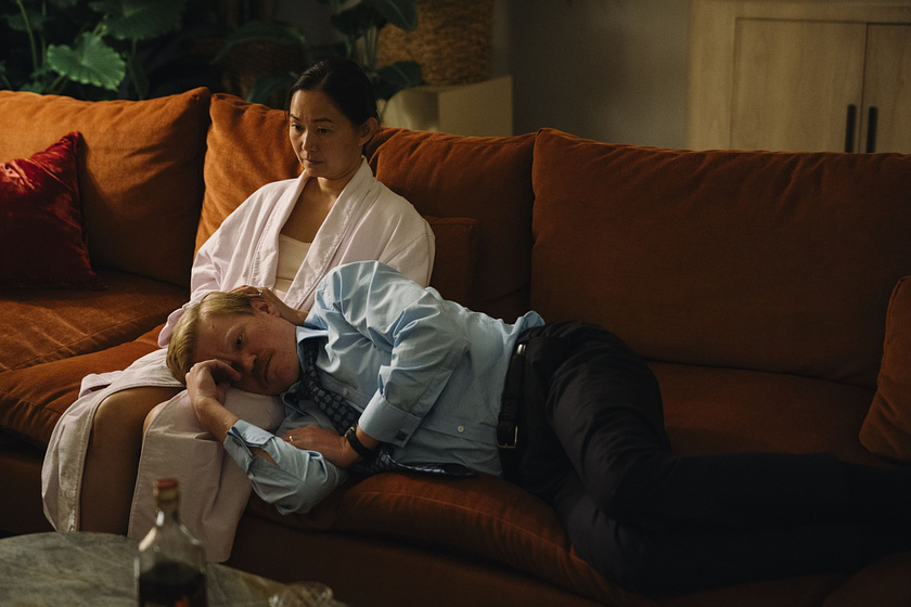 Jesse Plemons y Hong Chau en Kinds of Kindness