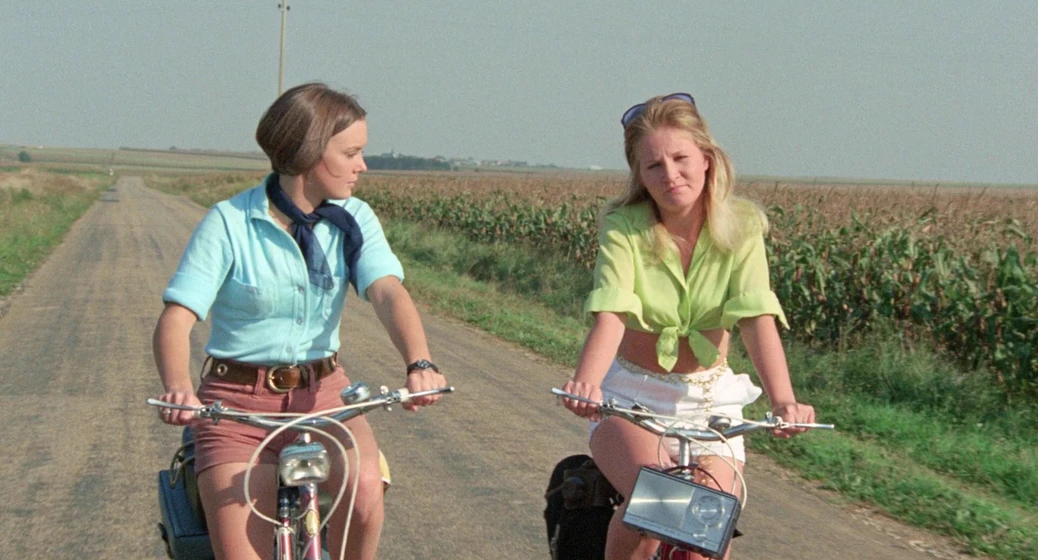 Pamela Franklin y Michele Dotrice en de-repente-la-oscuridad
