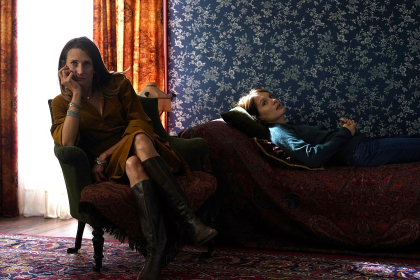 Ana Girardot y Camille Cottin en Tan Cerca, tan Lejos