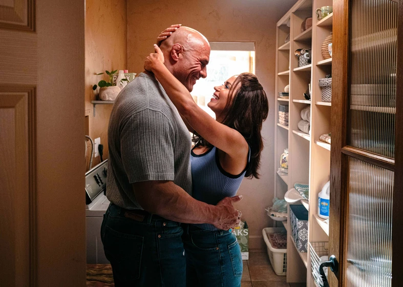 Dwayne Johnson y Emily Blunt en the-smashing-machine-2025